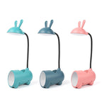 Kreative LED-Schreibtischlampe mit Stiftehalter im Hasen-Design