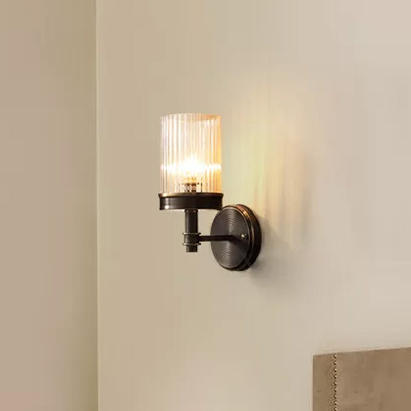 Traditionelle Wandleuchte mit Zylinder-Glasschirm