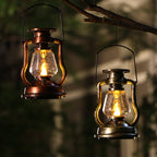 Antik-inspirierte Solar-LED-Laterne mit Glaskugel und Metallgriff