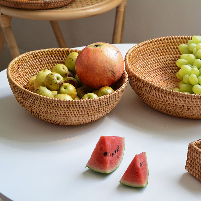 Dekorative Servierplatte aus geflochtenem Naturmaterial