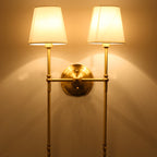 Wandleuchte mit Stoffschirm in Messing