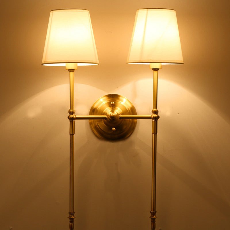 Wandleuchte mit Stoffschirm in Messing
