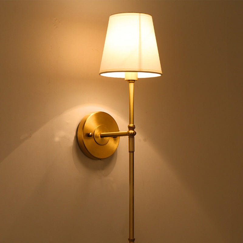 Wandleuchte mit Stoffschirm in Messing