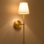 Wandleuchte mit Stoffschirm in Messing