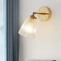 Wandleuchte aus geripptem Glas und Messing