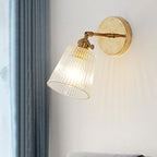 Wandleuchte aus geripptem Glas und Messing
