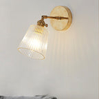 Wandleuchte aus geripptem Glas und Messing