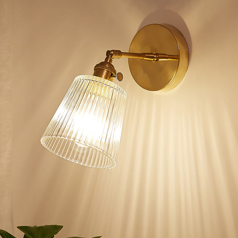 Wandleuchte aus geripptem Glas und Messing