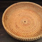 Servierteller aus handgeflochtenem Rattan