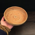 Servierteller aus handgeflochtenem Rattan