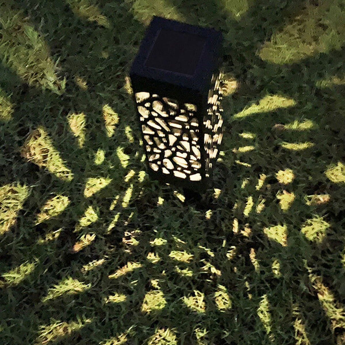 LED-Solar-Gartenleuchte in quadratischer Säulenform