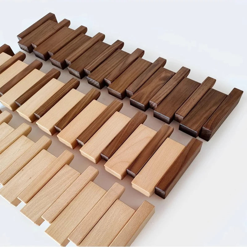 Garderobenleiste im Klavier-Design mit klappbaren Haken
