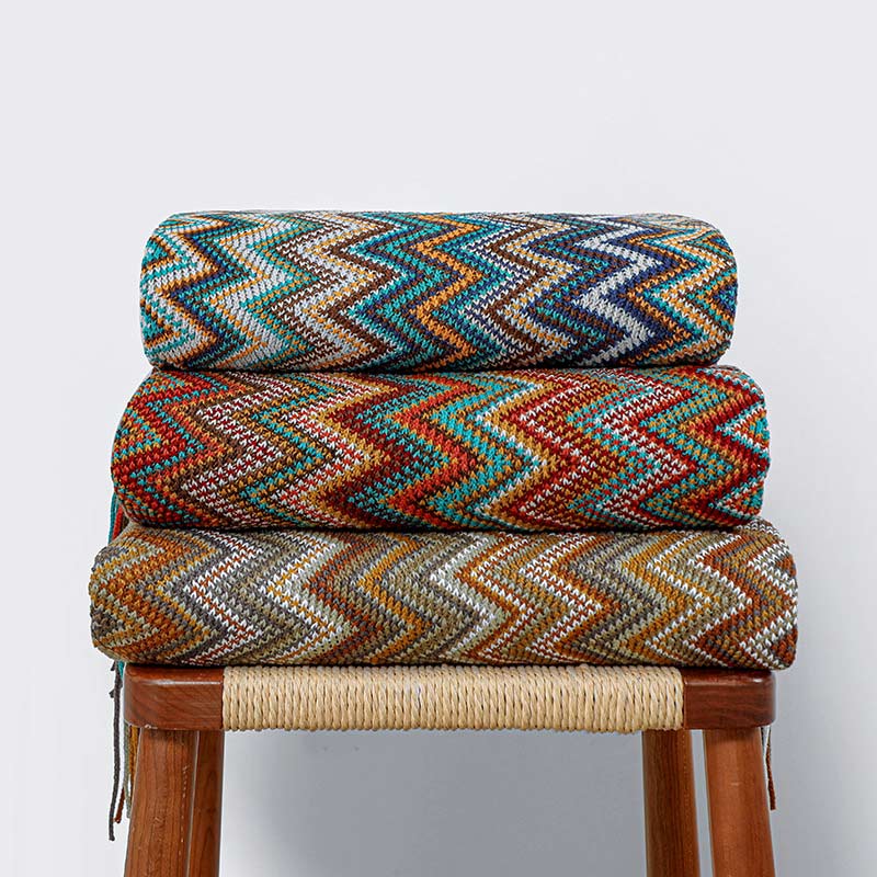Bunte gestreifte Wohndecke mit Quasten
