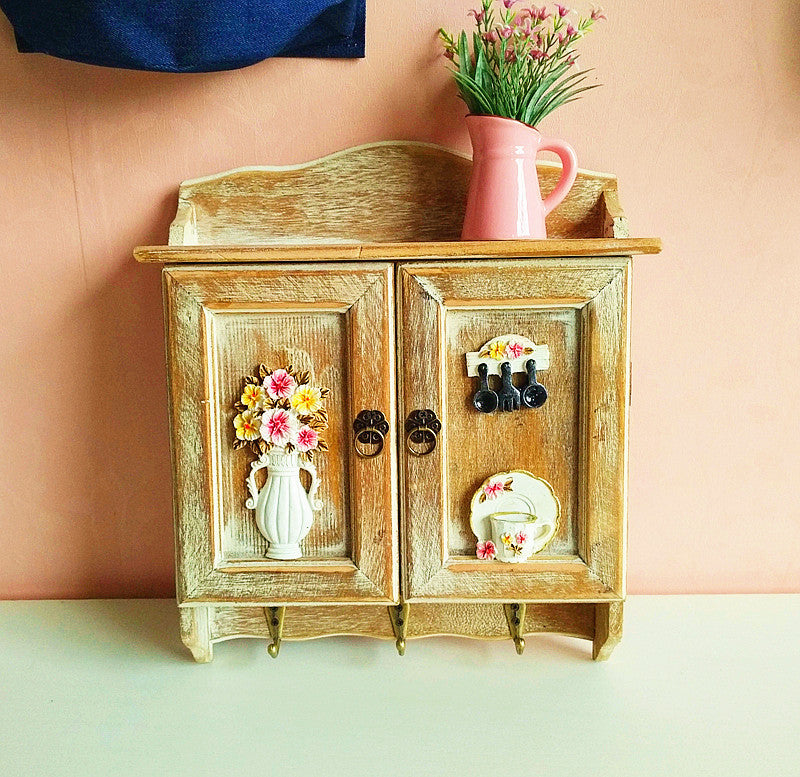 Rustikaler dekorativer Wandschrank