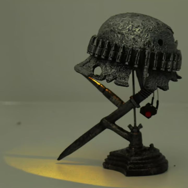AntiqueLume | Vintage-Tischleuchte Stahlhelm