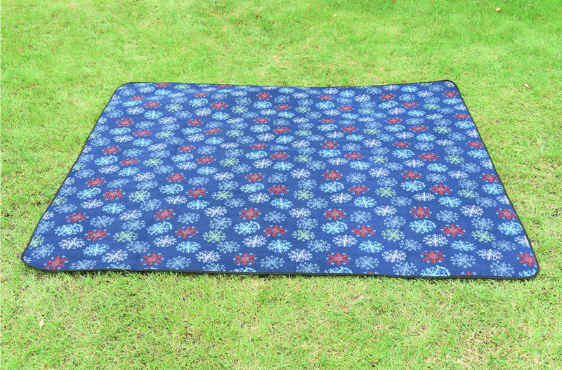 Outdoor Picnic Blanket with Insulating Layer