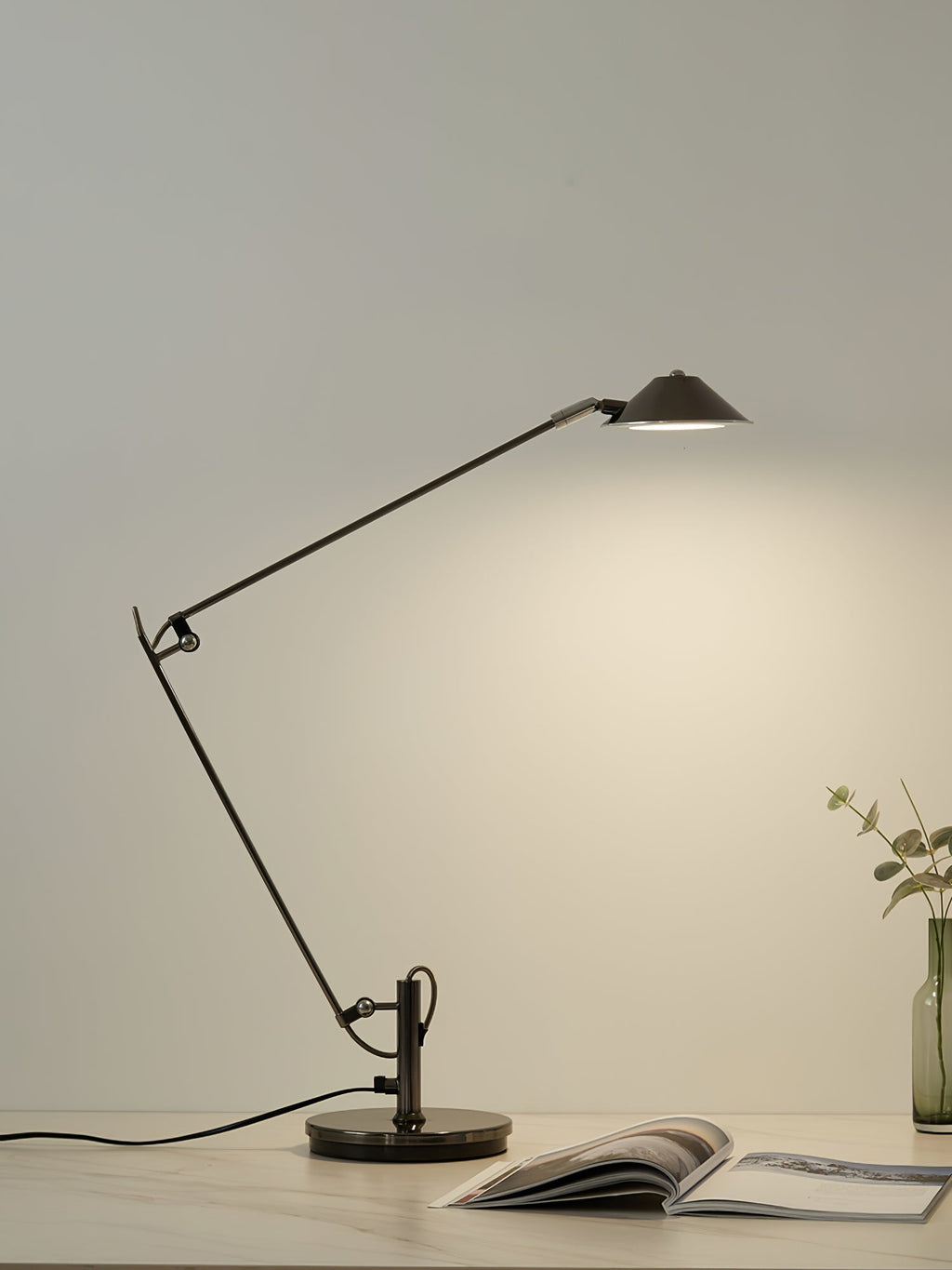 Verstellbare schwarze Schreibtischleuchte