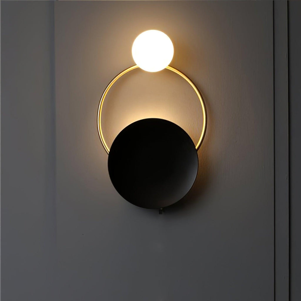 Schwarze Wandleuchte mit kreisförmigen Ringen