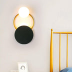 Schwarze Wandleuchte mit kreisförmigen Ringen