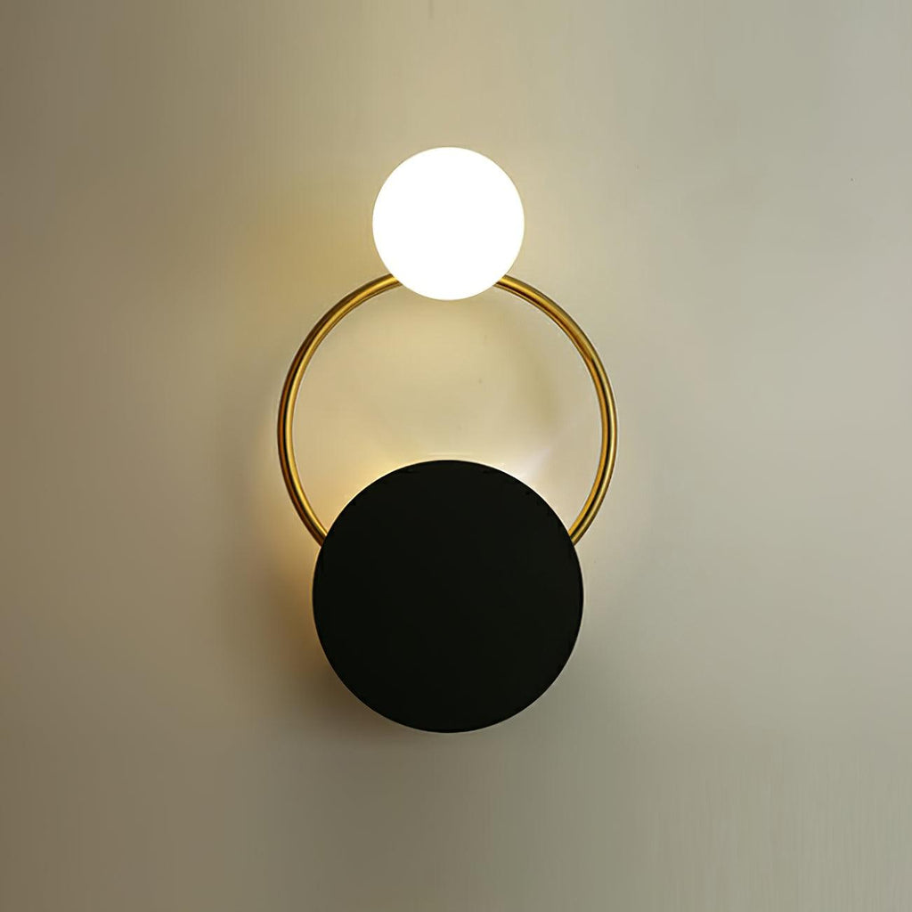 Schwarze Wandleuchte mit kreisförmigen Ringen