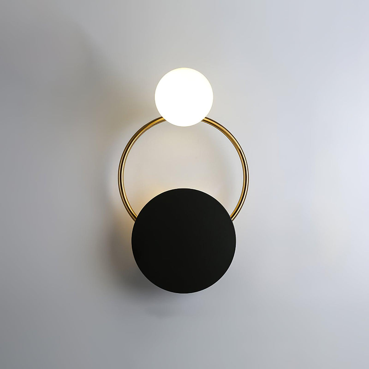 Schwarze Wandleuchte mit kreisförmigen Ringen