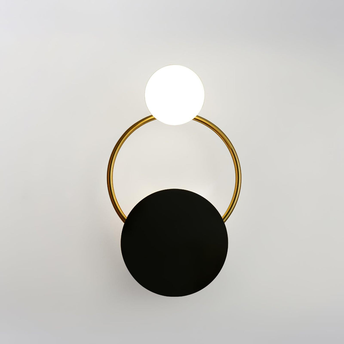 Schwarze Wandleuchte mit kreisförmigen Ringen