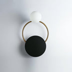 Schwarze Wandleuchte mit kreisförmigen Ringen