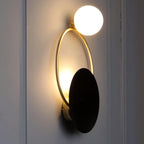 Schwarze Wandleuchte mit kreisförmigen Ringen