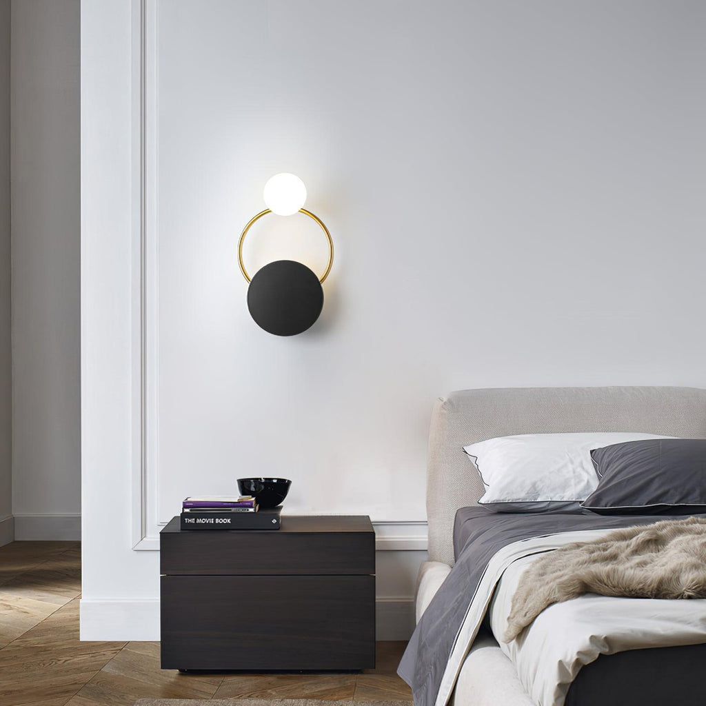 Schwarze Wandleuchte mit kreisförmigen Ringen