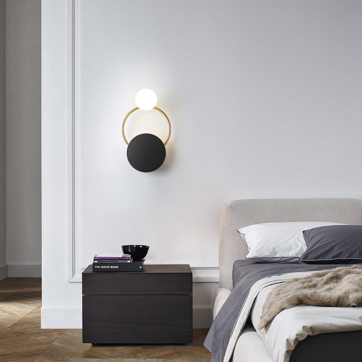 Schwarze Wandleuchte mit kreisförmigen Ringen