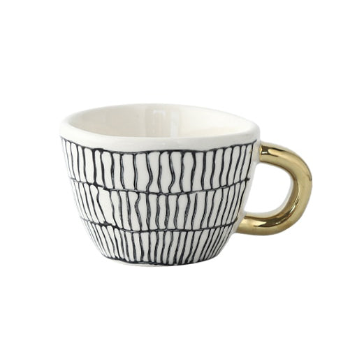 Tasse mit abstraktem geometrischem Muster und Goldhenkel