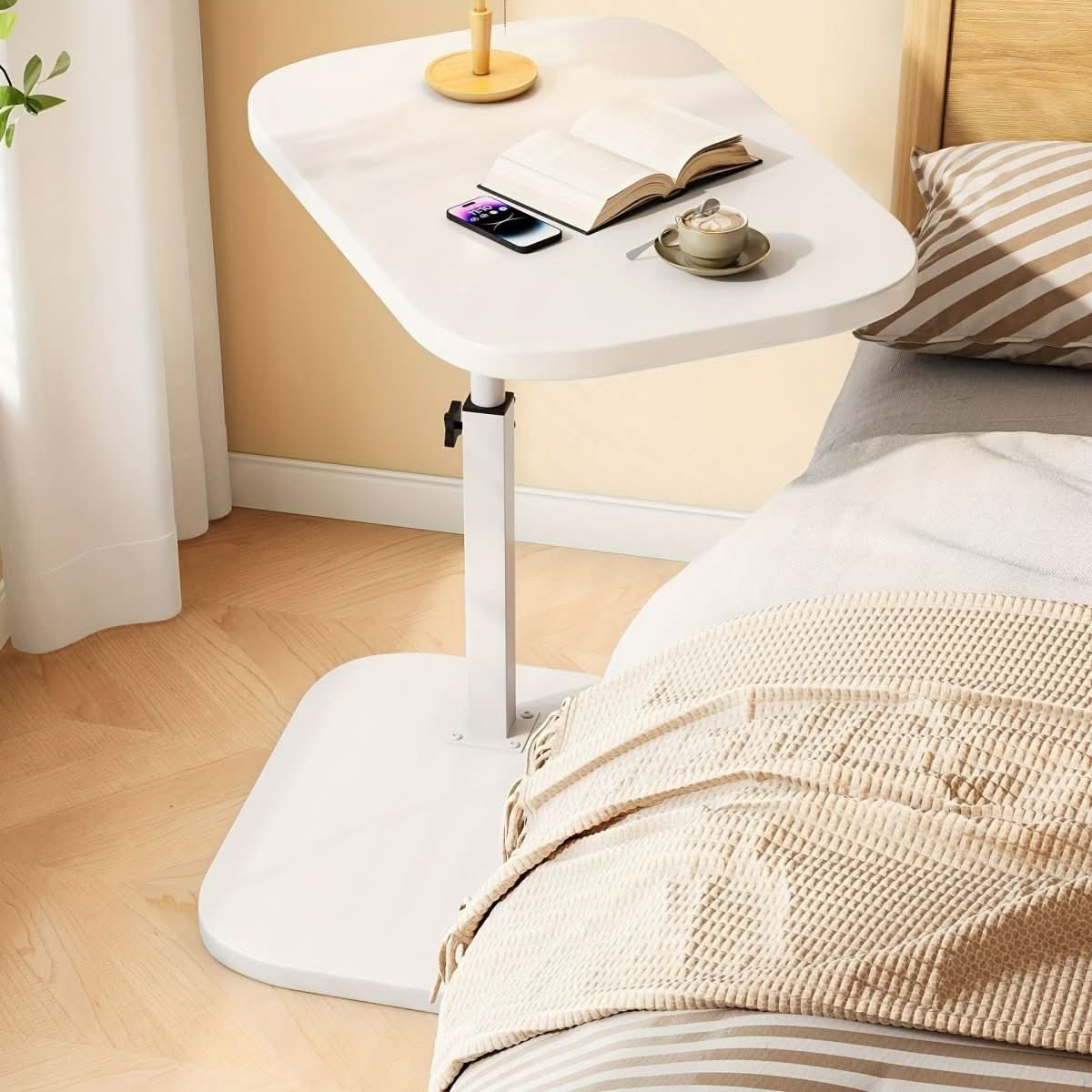 Verstellbarer Beistelltisch für Sofa und Bett