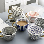 Tasse mit abstraktem geometrischem Muster und Goldhenkel