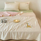 Kinder-Satin-Bettwäsche mit gesticktem Hasen-Mond-Motiv und seidigem Wendeüberwurf