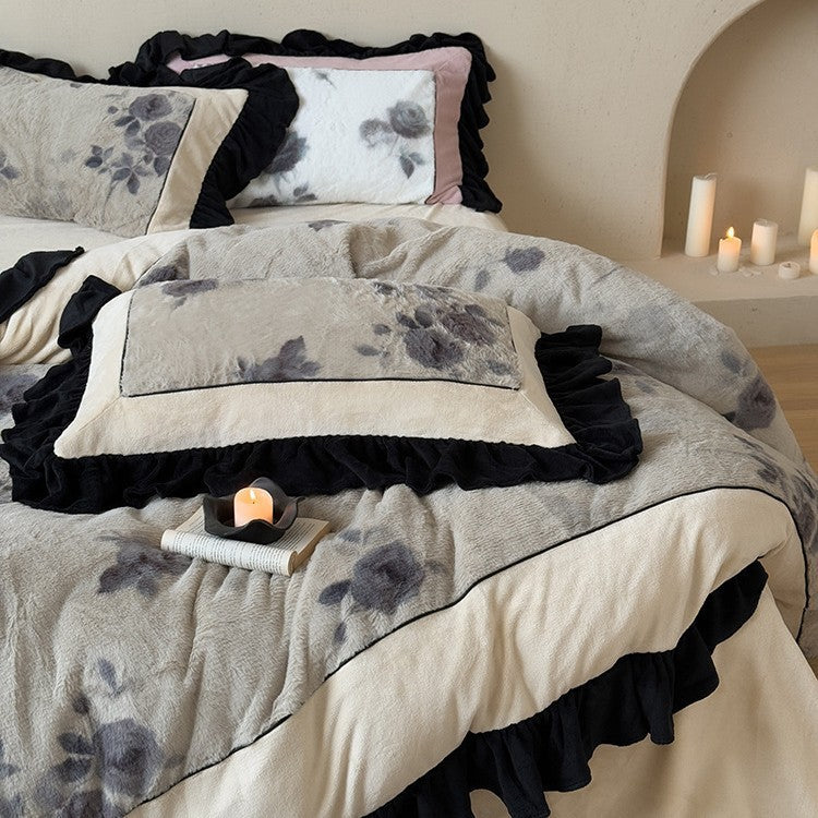 Microfleece bedding set with floral velvet look