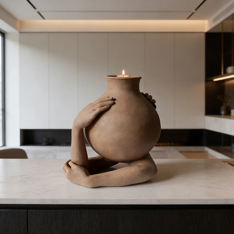 Dekorative Vase mit umarmenden Händen