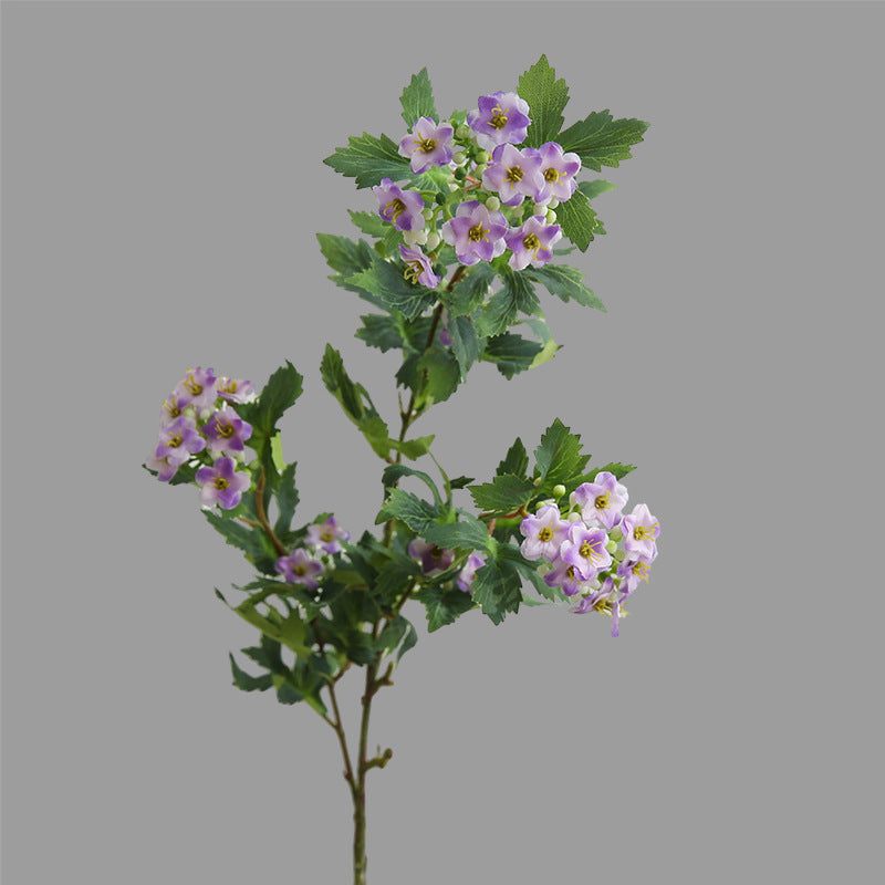 Künstlicher Blütenzweig mit lila Blüten und gezackten Blättern