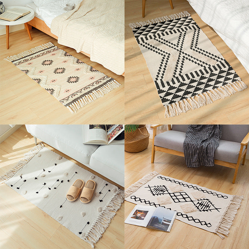Hand-Tufted Bathroom Mat with Fringes and Dot-and-Dash Pattern