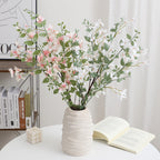 Künstlicher Blumenstrauß mit zarten Blüten