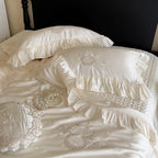 Elegante bestickte Satin-Bettwäsche mit Rüschenkissen und gesteppter Tagesdecke