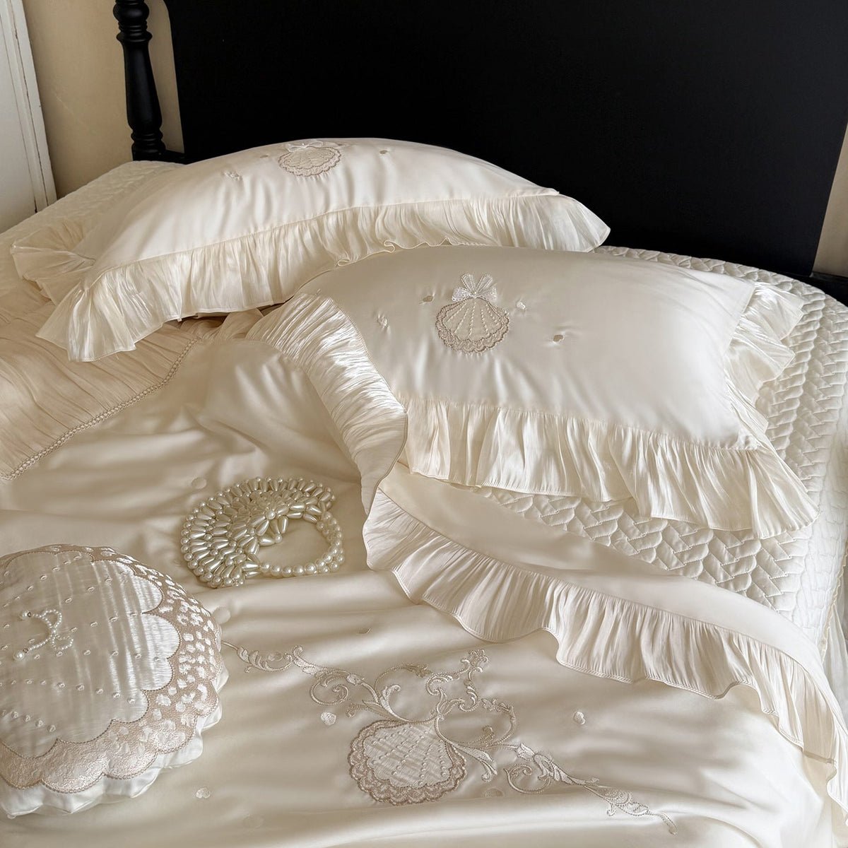 Elegante bestickte Satin-Bettwäsche mit Rüschenkissen und gesteppter Tagesdecke