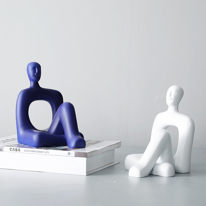 Abstrakte dekorative sitzende Figur