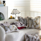 Dekorativer quadratischer Kissenbezug mit Jacquard-Farnmotiv, Samtrückseite und Baumwollfransen