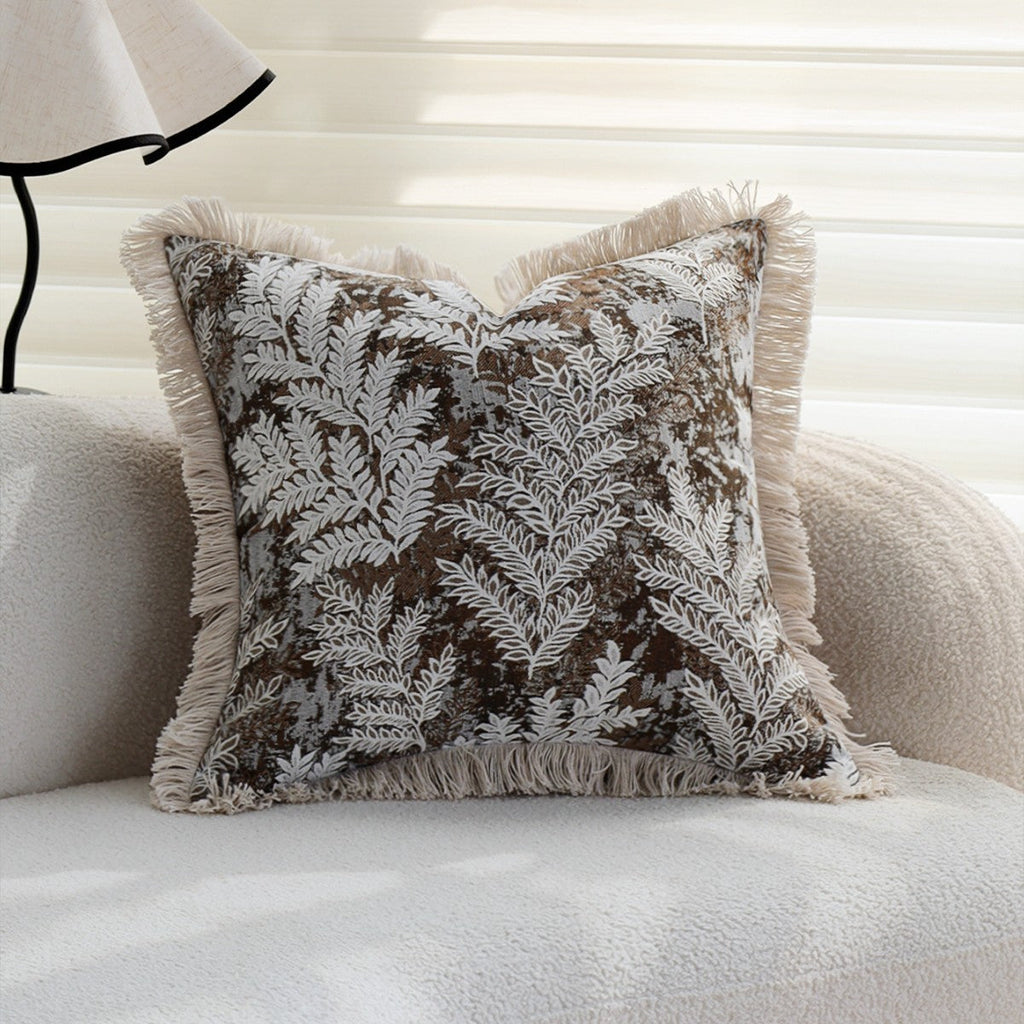 Dekorativer quadratischer Kissenbezug mit Jacquard-Farnmotiv, Samtrückseite und Baumwollfransen