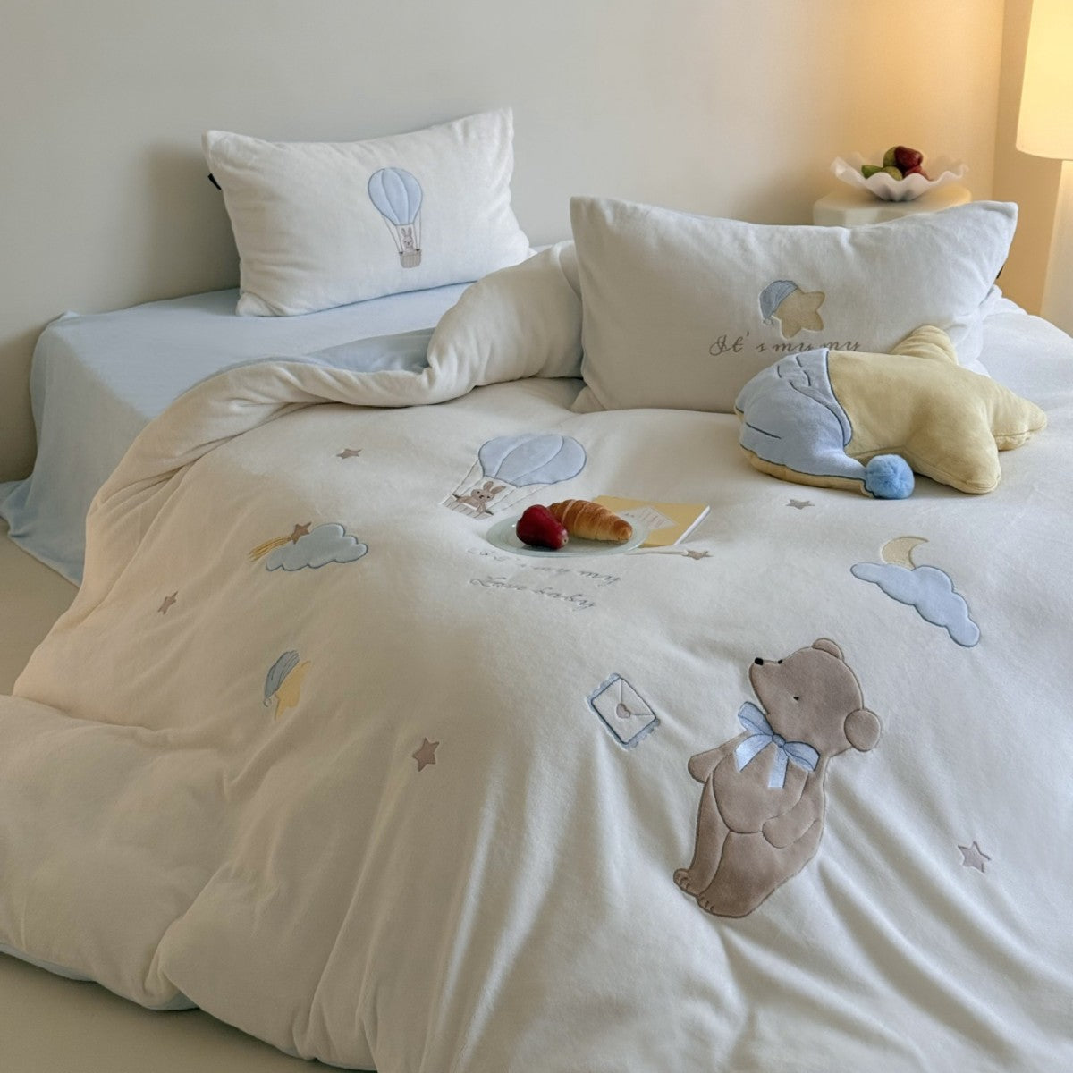 Kinderbettwäsche aus Baumwolle mit Heißluftballon- und Teddybär-Applikationen