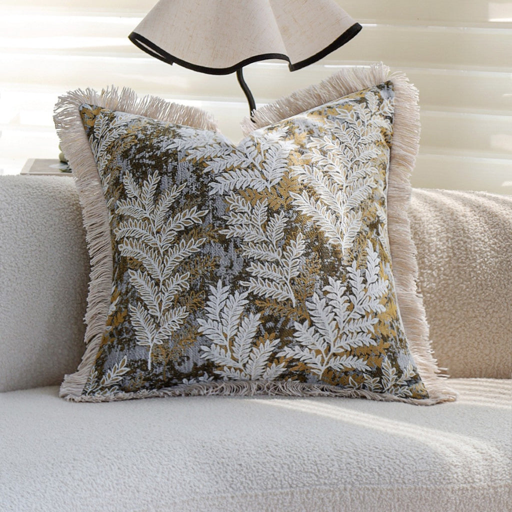Dekorativer quadratischer Kissenbezug mit Jacquard-Farnmotiv, Samtrückseite und Baumwollfransen