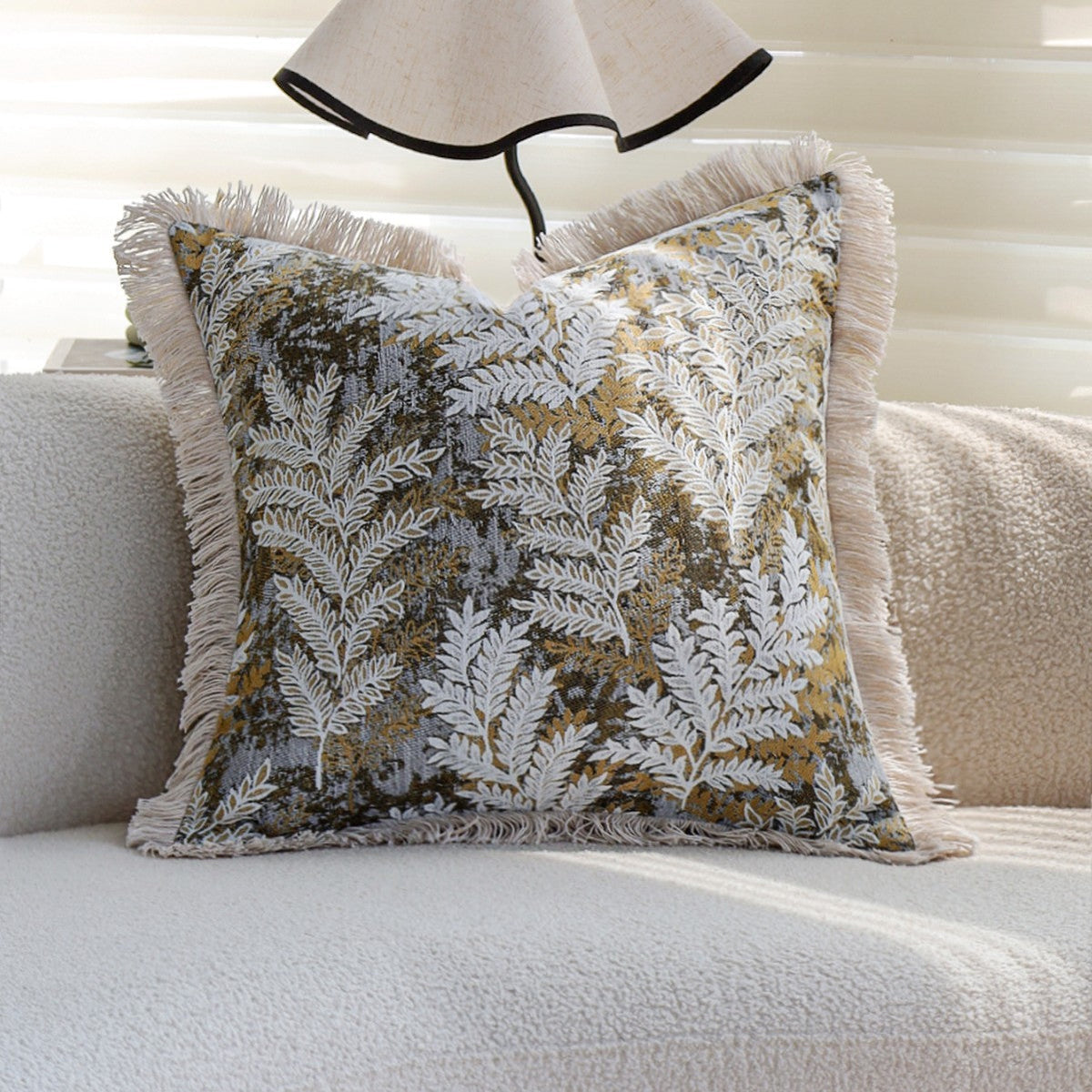 Dekorativer quadratischer Kissenbezug mit Jacquard-Farnmotiv, Samtrückseite und Baumwollfransen