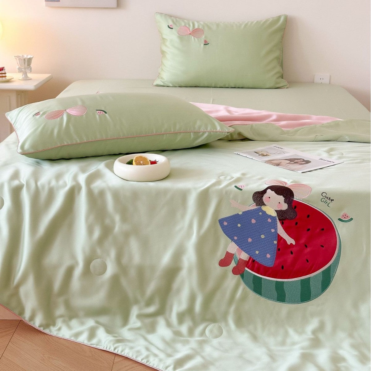 Kinder-Satin-Bettwäsche mit gesticktem Hasen-Mond-Motiv und seidigem Wendeüberwurf