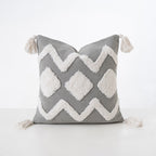 Square decorative cushion with boucle relief, zigzag and diamond pattern as well as tassels