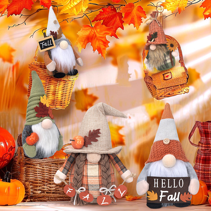 Herbstlicher handgefertigter Wichtel mit Strickmütze, Filzblatt-Applikation und Kürbis-Detail